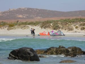 un uomo e una donna con 2 Kite in lontananza in spiaggia